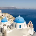 Les dômes bleus des églises d'Oia face à la caldeira de Santorin