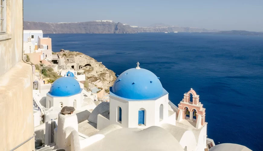 Les dômes bleus des églises d'Oia face à la caldeira de Santorin
