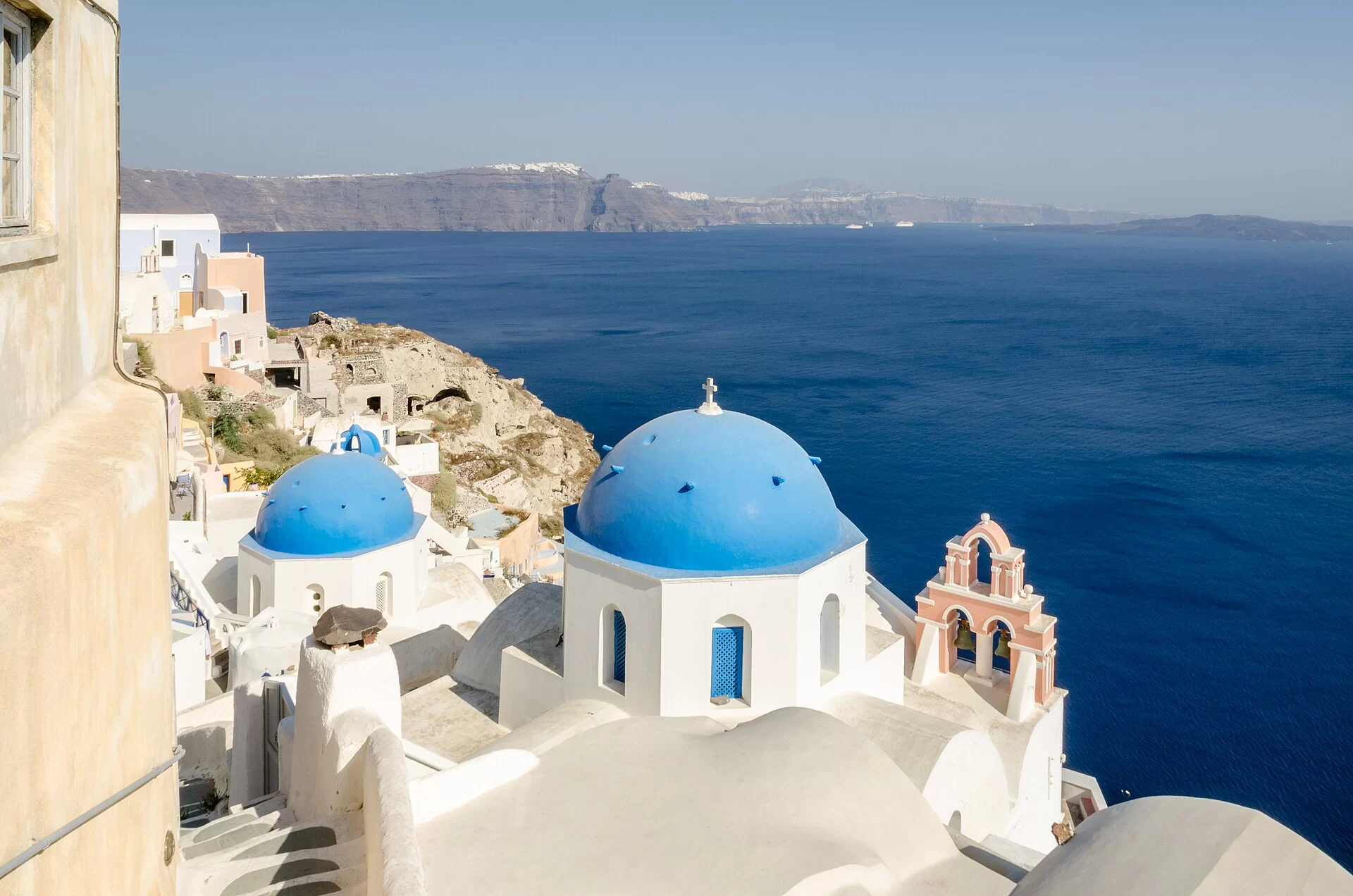 Les dômes bleus des églises d'Oia face à la caldeira de Santorin