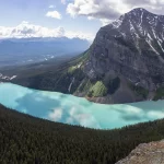 Le lac Louise aux eaux turquoise vu depuis les hauteurs, dans le parc national de Banff, au Canada