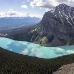 Le lac Louise aux eaux turquoise vu depuis les hauteurs, dans le parc national de Banff, au Canada