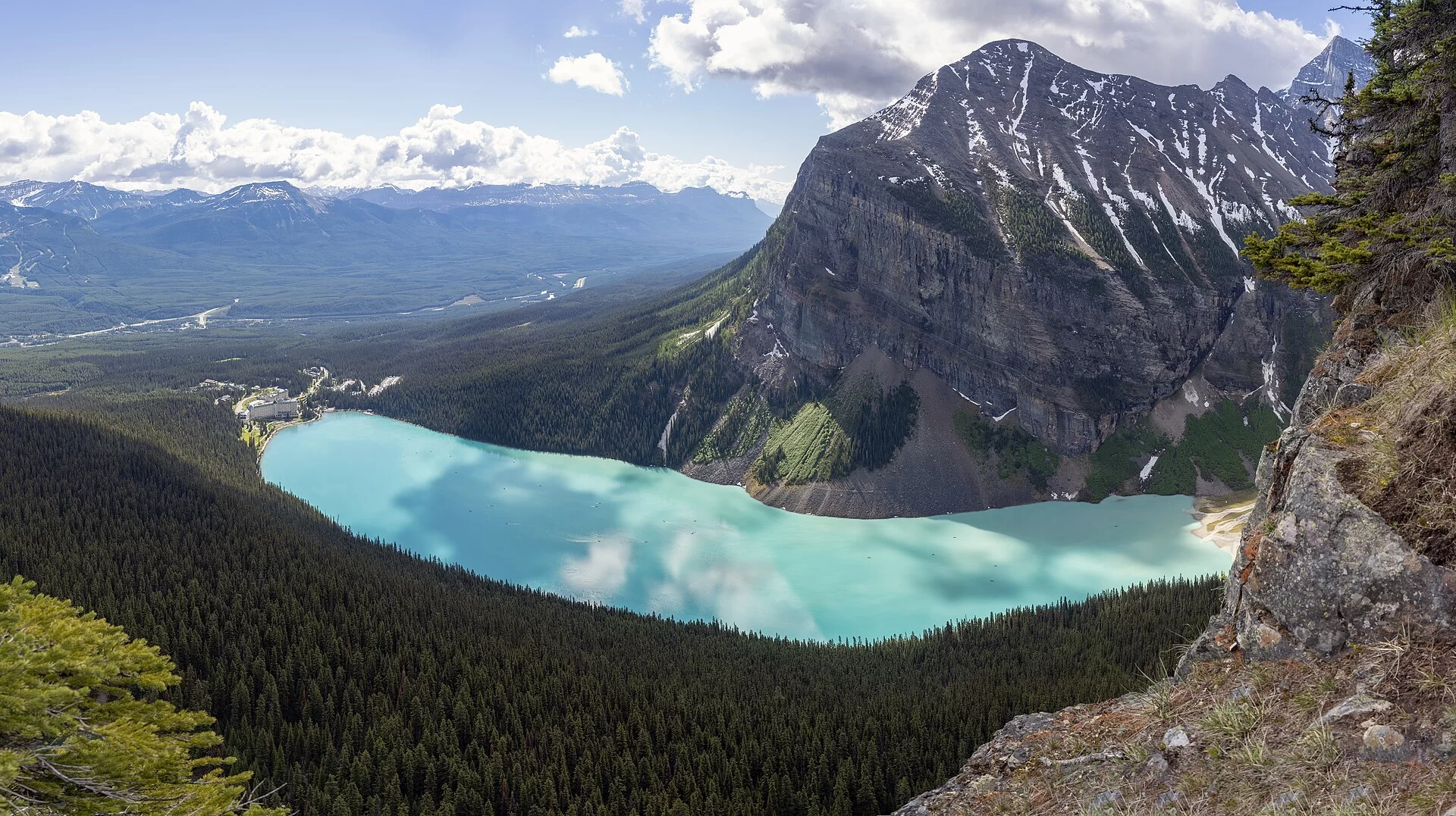 Le lac Louise aux eaux turquoise vu depuis les hauteurs, dans le parc national de Banff, au Canada