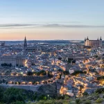 Tolède illuminée au crépuscule sur sa boucle du Tage en Espagne