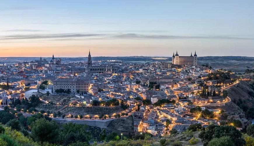 Tolède illuminée au crépuscule sur sa boucle du Tage en Espagne