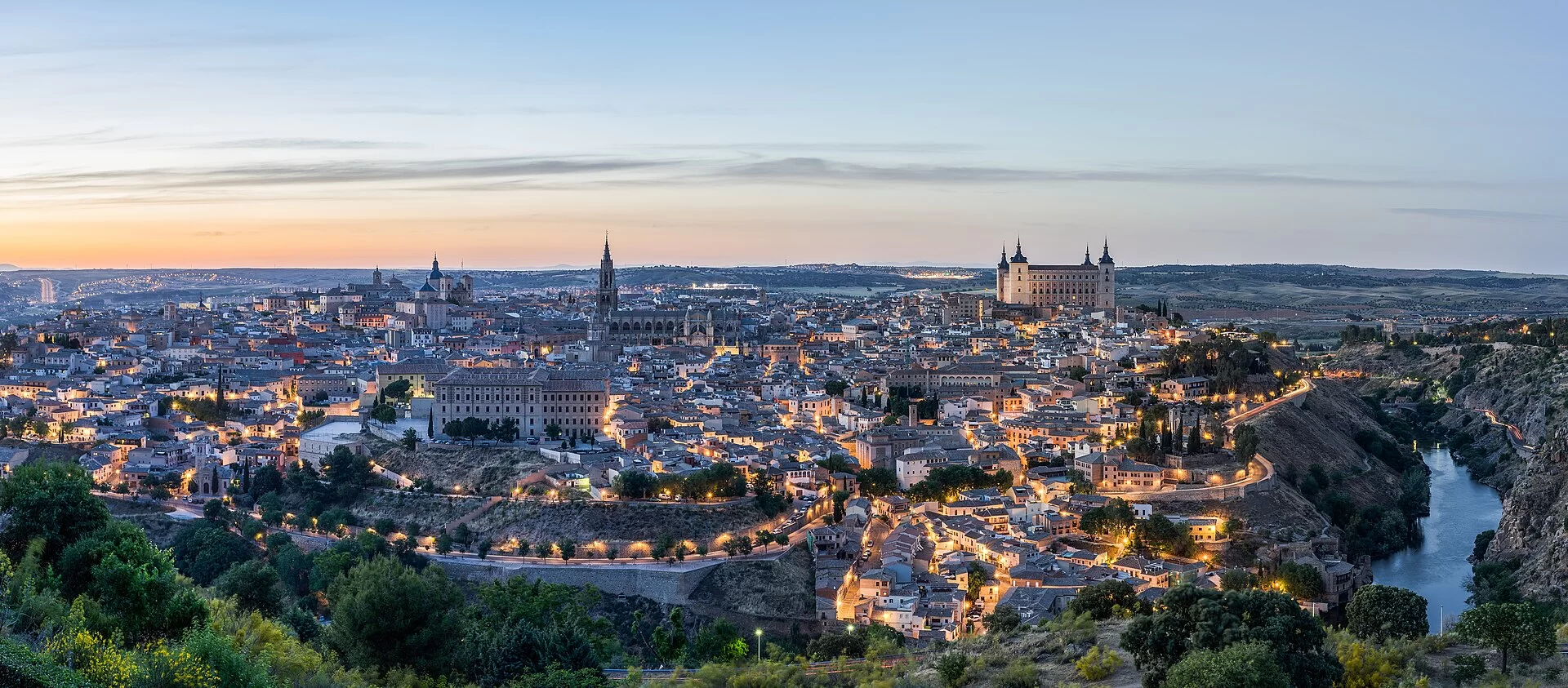 Tolède illuminée au crépuscule sur sa boucle du Tage en Espagne