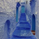 Une ruelle escalier aux murs bleus dans la médina de Chefchaouen