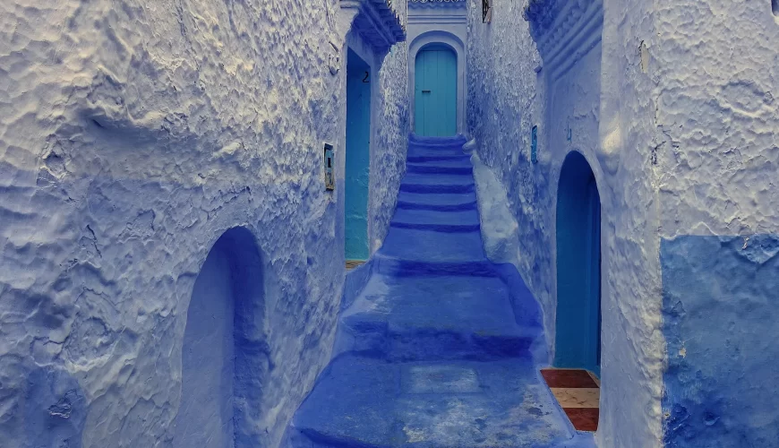Une ruelle escalier aux murs bleus dans la médina de Chefchaouen