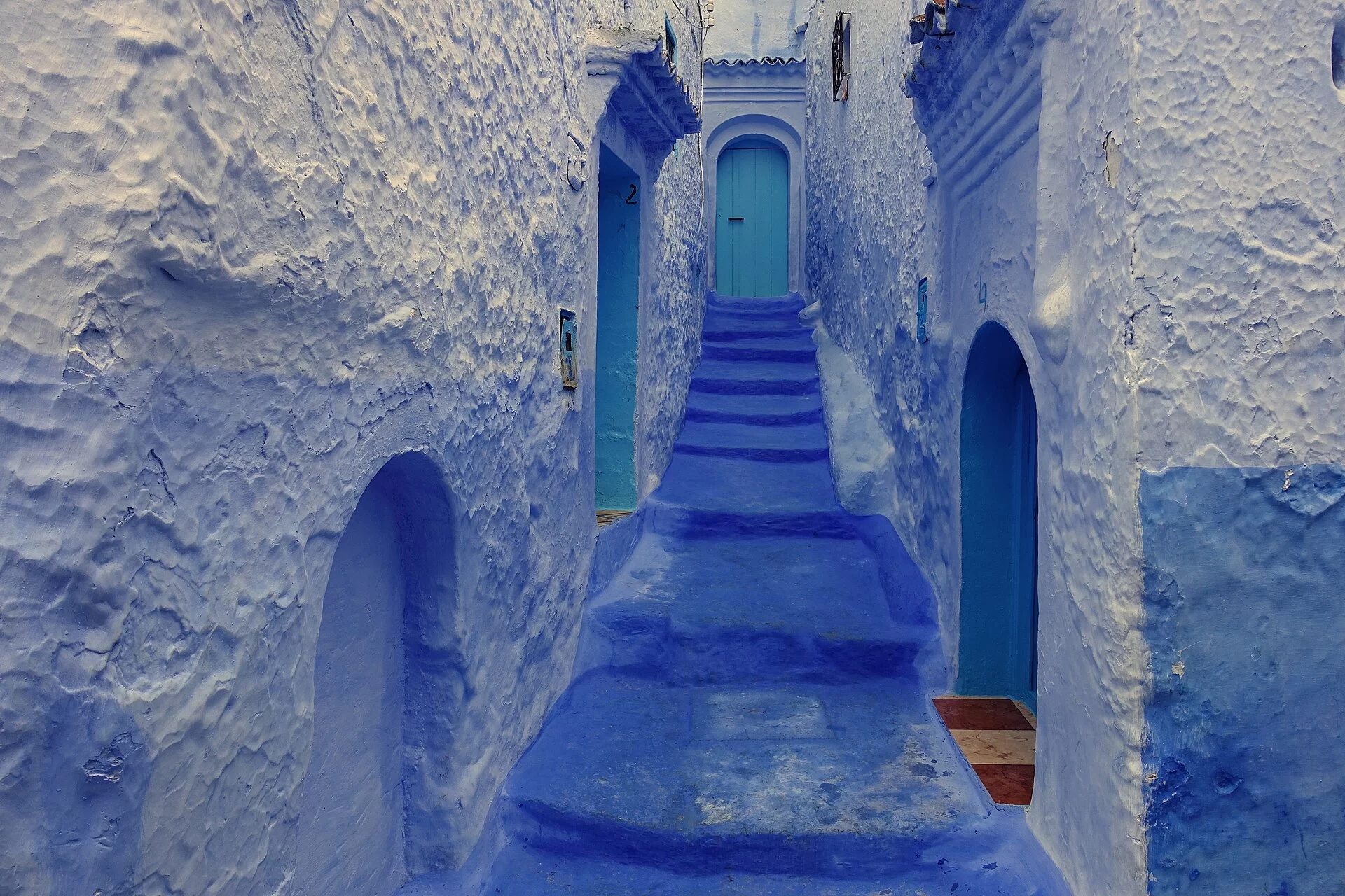 Une ruelle escalier aux murs bleus dans la médina de Chefchaouen
