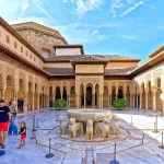 La cour des Lions du palais de l'Alhambra à Grenade