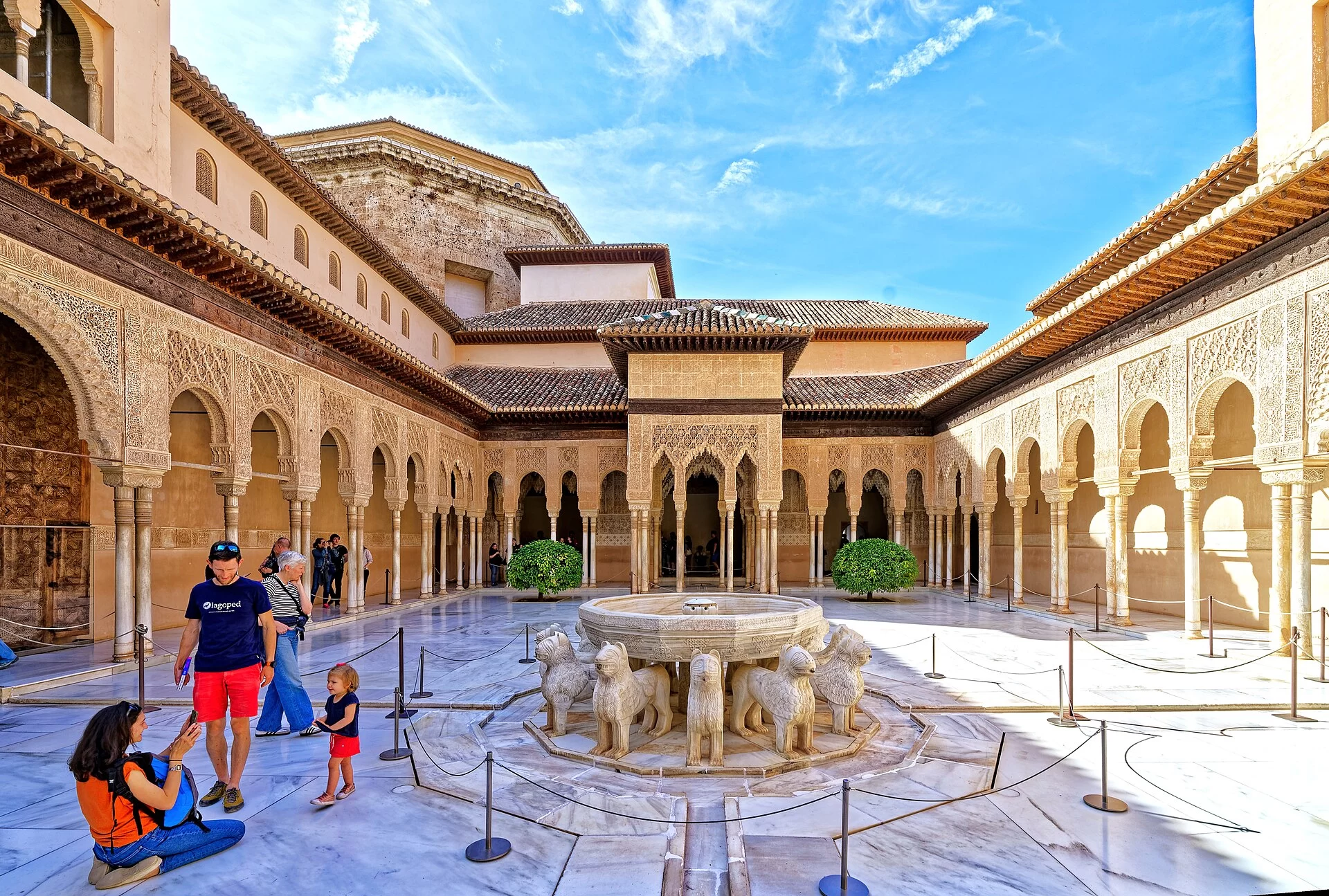 La cour des Lions du palais de l'Alhambra à Grenade