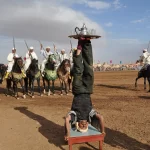 Une fantasia avec cavaliers dans le désert marocain
