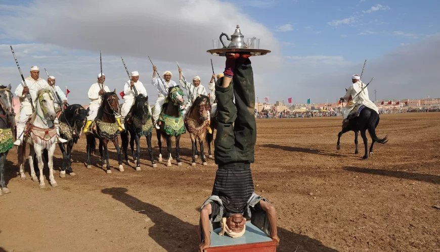 Une fantasia avec cavaliers dans le désert marocain