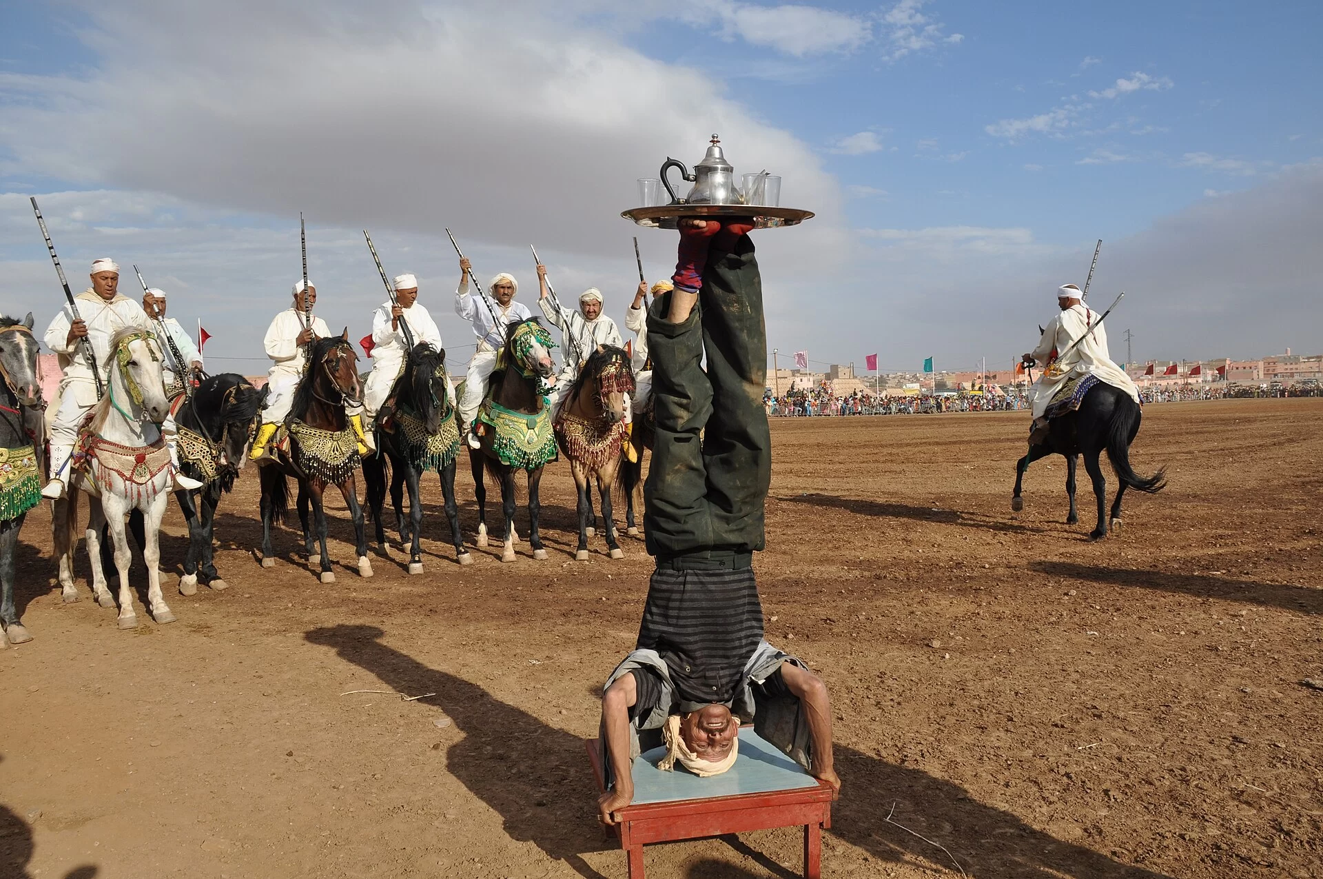 Une fantasia avec cavaliers dans le désert marocain