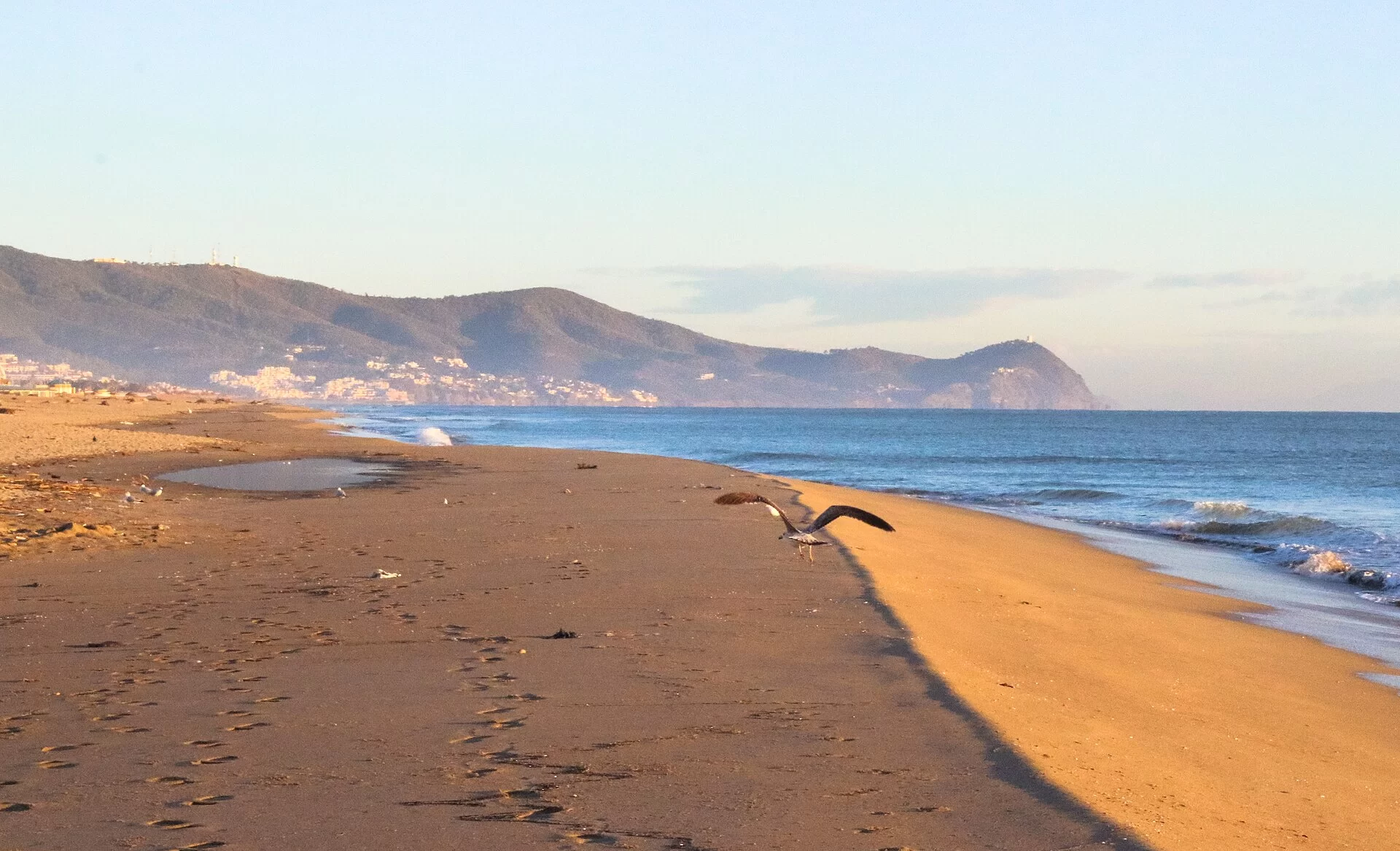La plage de sable doré de Martil au pied des montagnes du Rif