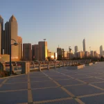 Les tours d'Abu Dhabi dorées par le soleil couchant sur la corniche