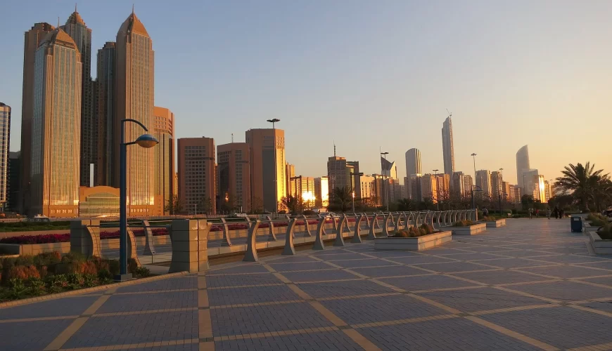 Les tours d'Abu Dhabi dorées par le soleil couchant sur la corniche