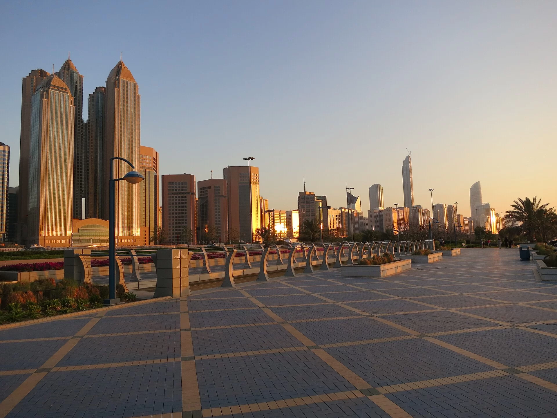 Les tours d'Abu Dhabi dorées par le soleil couchant sur la corniche