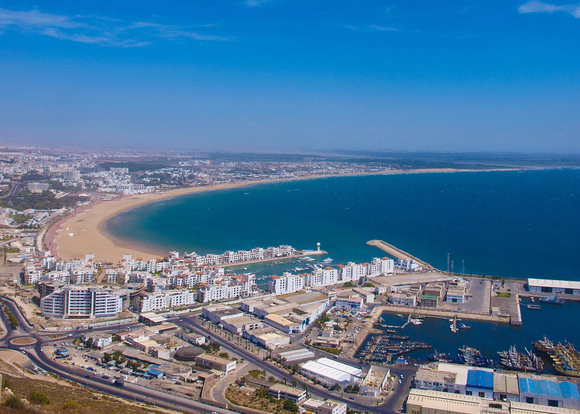 La baie d'Agadir, sa longue plage et son port vus depuis la kasbah