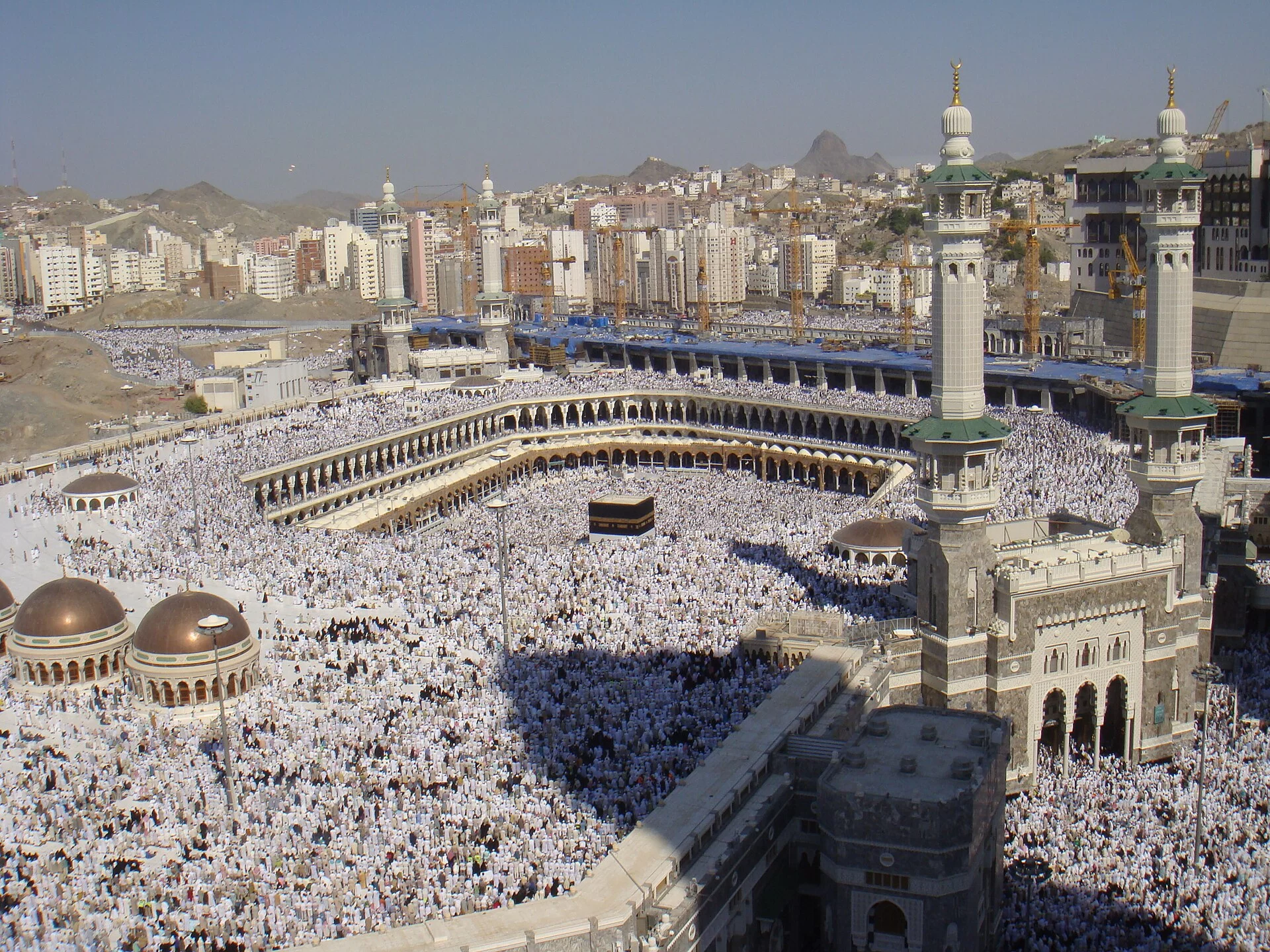 La Grande Mosquée de La Mecque et ses minarets vus du dessus, en Arabie saoudite
