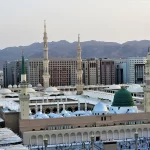 Vue sur la mosquée du Prophète à Médine et les montagnes alentour, en Arabie saoudite