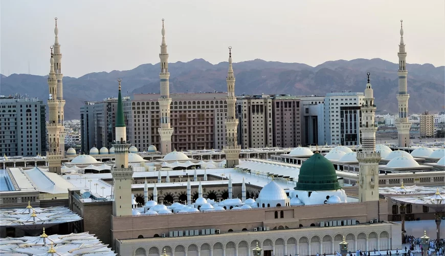 Vue sur la mosquée du Prophète à Médine et les montagnes alentour, en Arabie saoudite