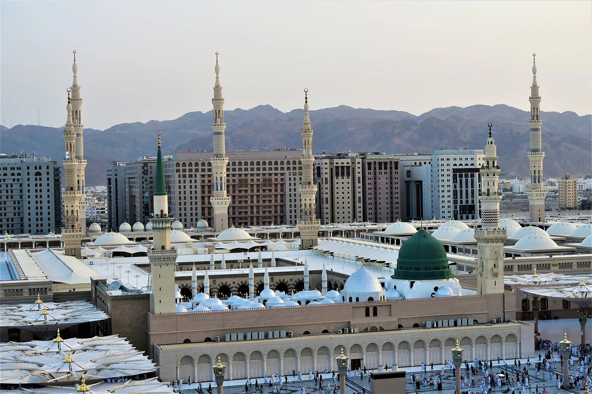 Vue sur la mosquée du Prophète à Médine et les montagnes alentour, en Arabie saoudite