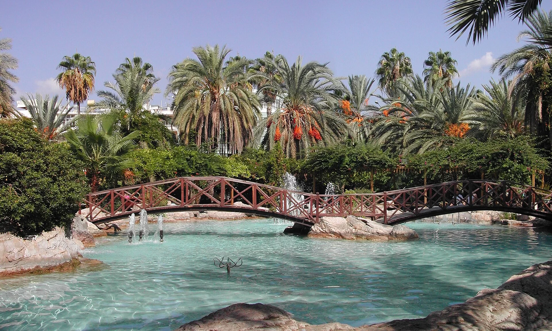 Un parc aquatique avec ponts et bassins en Turquie