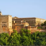 L'Alhambra de Grenade dans la lumière dorée du soir