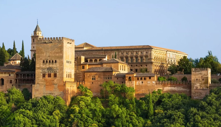 L'Alhambra de Grenade dans la lumière dorée du soir