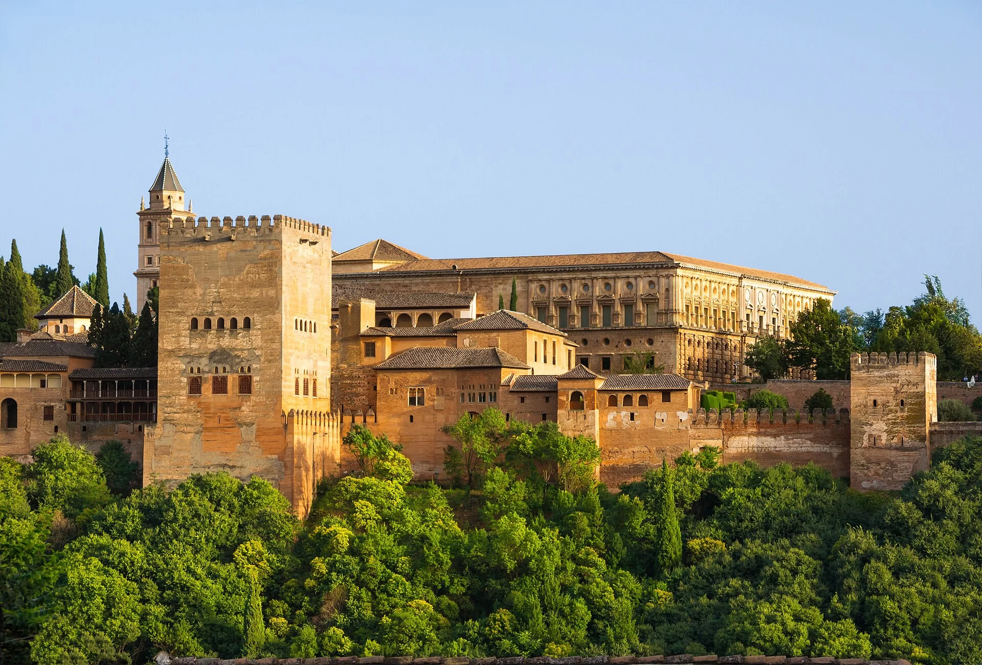 L'Alhambra de Grenade dans la lumière dorée du soir