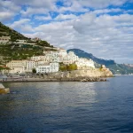 Les villages colorés accrochés aux falaises de la côte amalfitaine en Italie