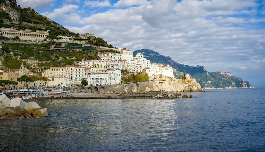 Les villages colorés accrochés aux falaises de la côte amalfitaine en Italie