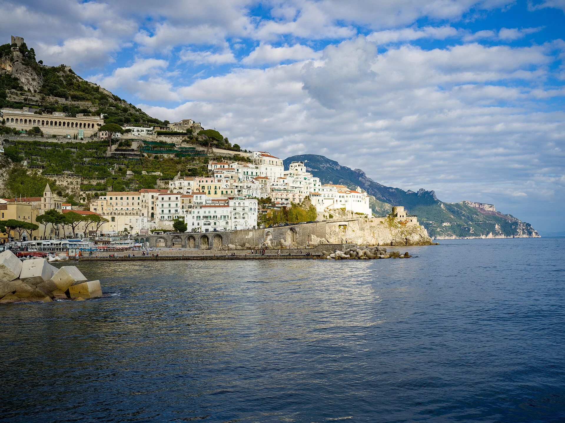 Les villages colorés accrochés aux falaises de la côte amalfitaine en Italie