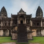 La façade d'Angkor Vat et ses tours sous un ciel bleu, au Cambodge