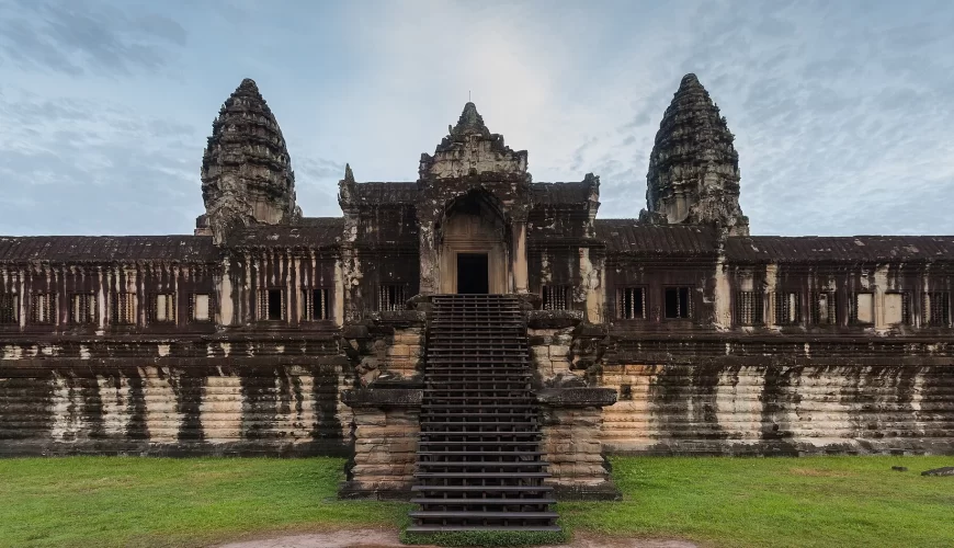 La façade d'Angkor Vat et ses tours sous un ciel bleu, au Cambodge