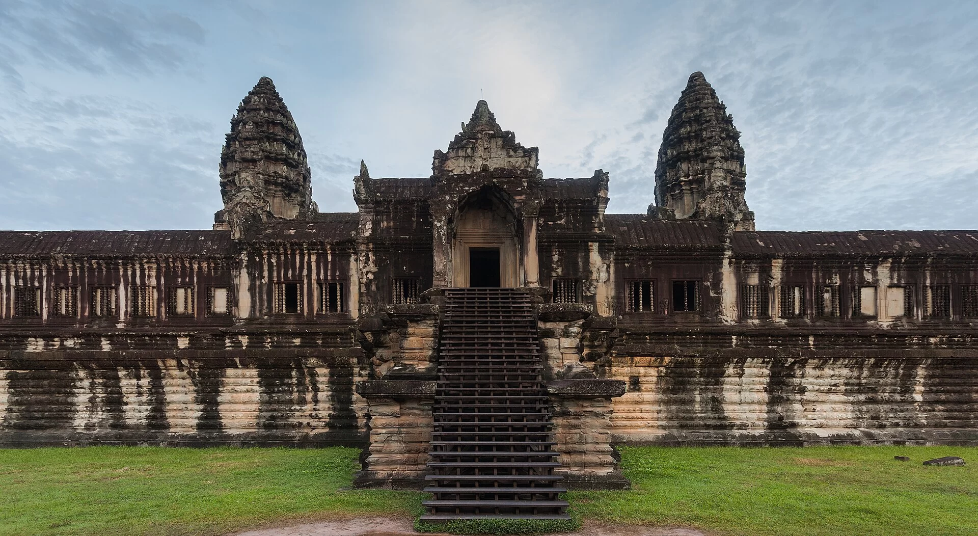 La façade d'Angkor Vat et ses tours sous un ciel bleu, au Cambodge