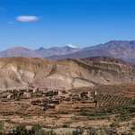 Paysage montagneux de l'Atlas et village au pied des sommets, au Maroc