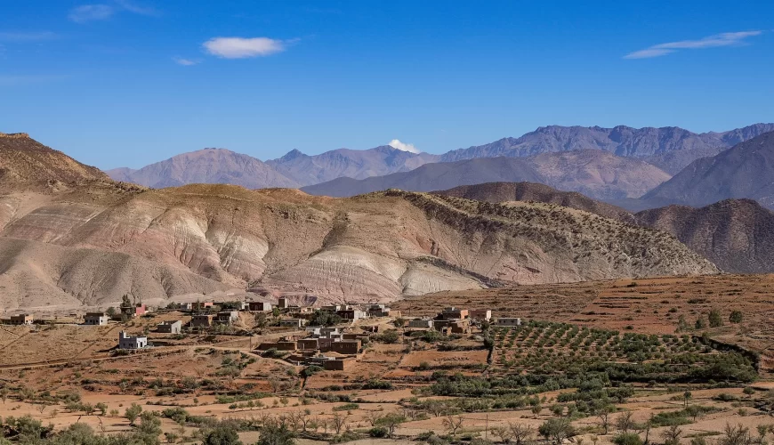 Paysage montagneux de l'Atlas et village au pied des sommets, au Maroc