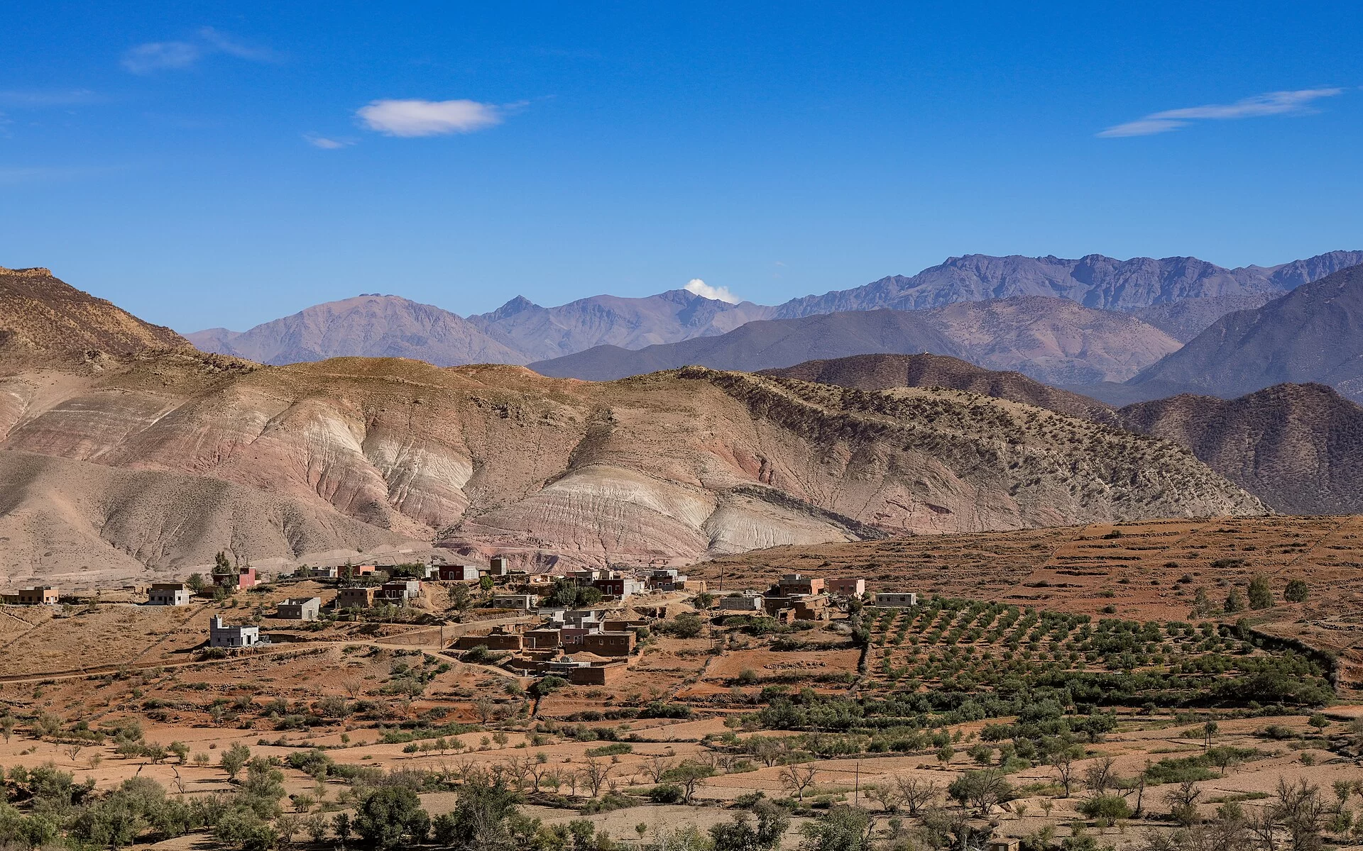 Paysage montagneux de l'Atlas et village au pied des sommets, au Maroc