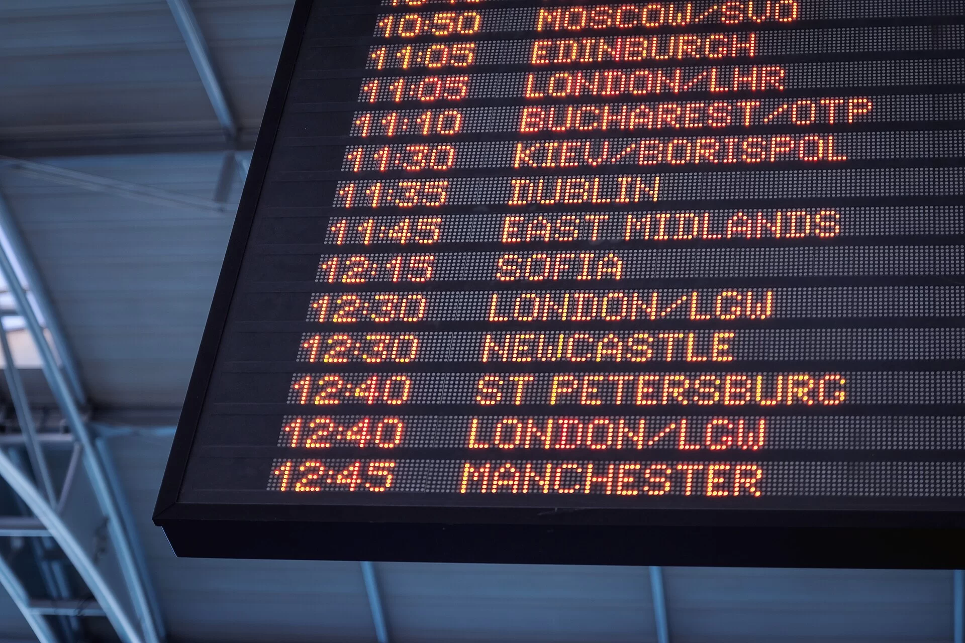 Un panneau d’affichage des départs et arrivées dans un aéroport