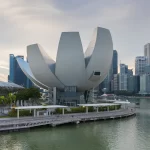 Le musée ArtScience en forme de lotus et les gratte-ciel de Marina Bay à Singapour