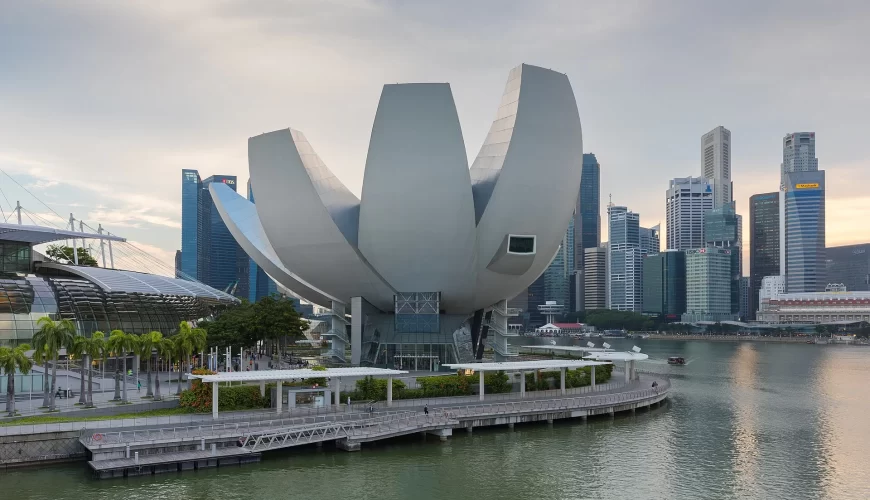 Le musée ArtScience en forme de lotus et les gratte-ciel de Marina Bay à Singapour