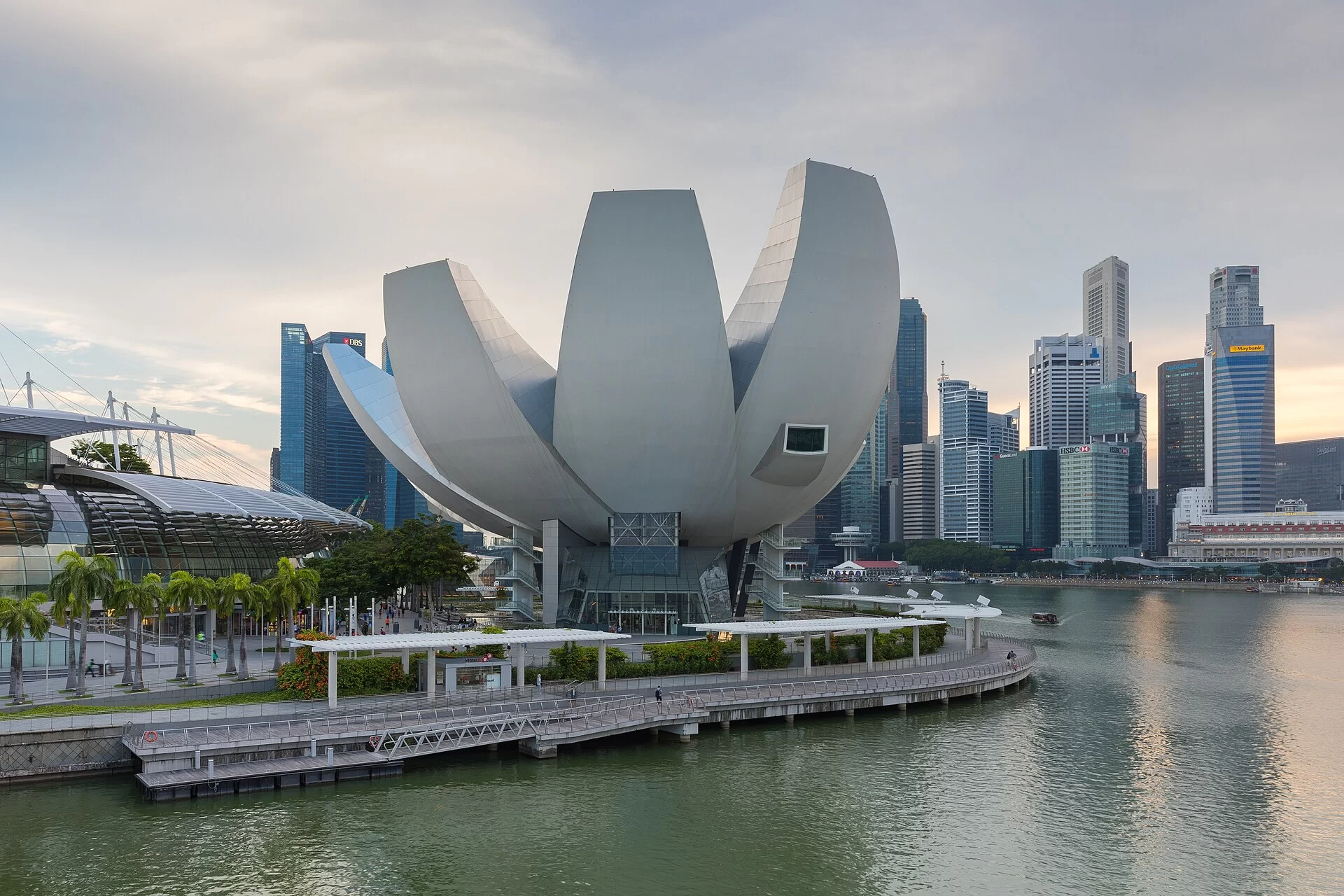 Le musée ArtScience en forme de lotus et les gratte-ciel de Marina Bay à Singapour