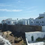 Les remparts blanchis et la médina d'Asilah face à l'Atlantique