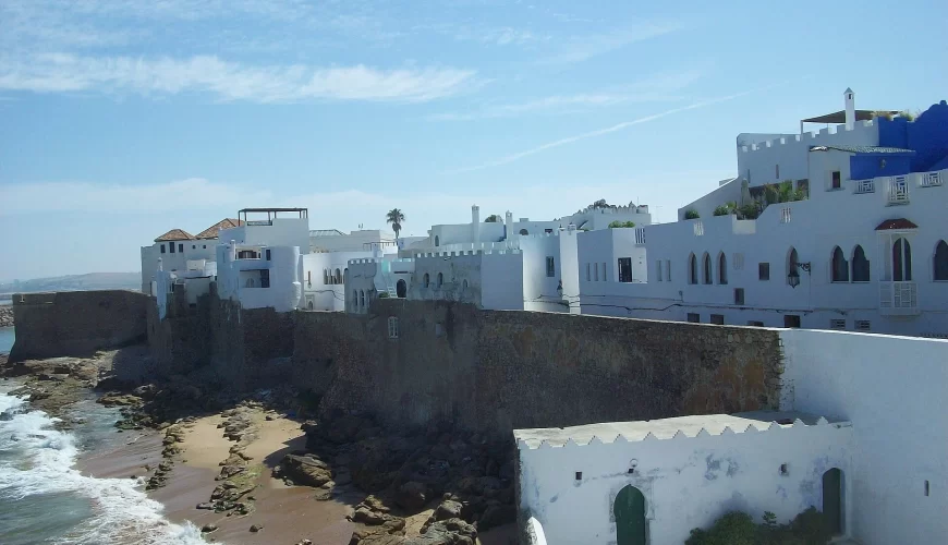 Les remparts blanchis et la médina d'Asilah face à l'Atlantique
