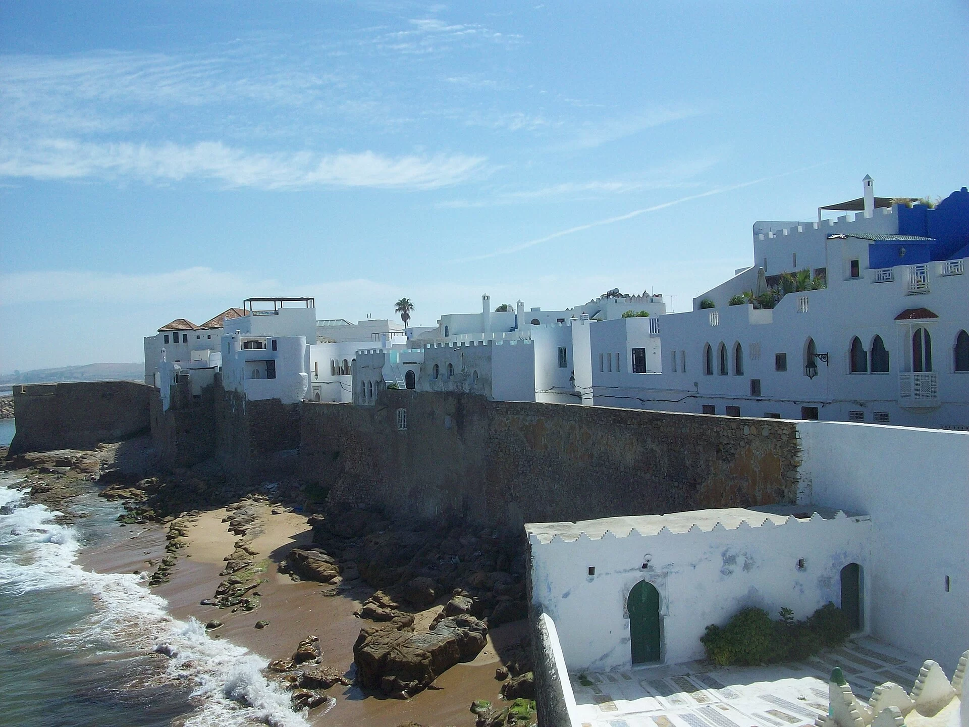Les remparts blanchis et la médina d'Asilah face à l'Atlantique
