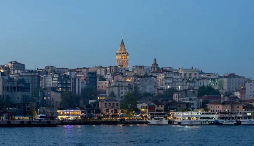 La tour de Galata dominant la Corne d'Or à Istanbul