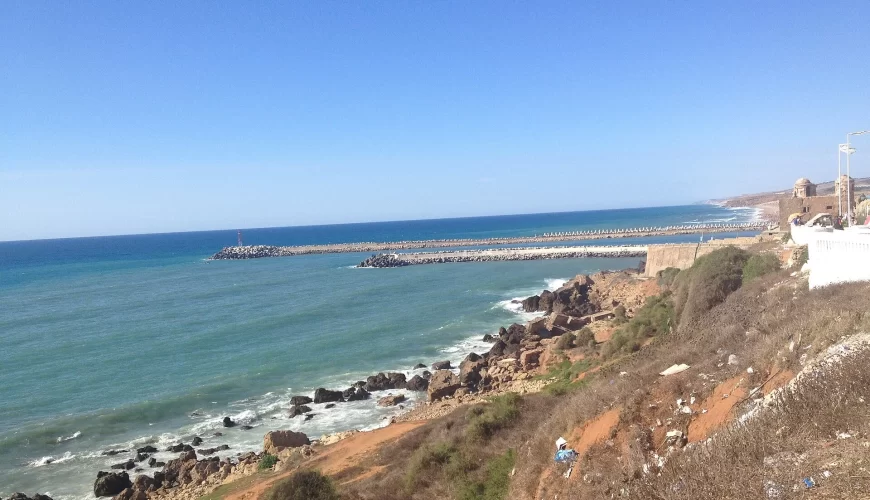 La côte rocheuse et l'Atlantique vus des hauteurs de Larache