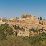 L'Acropole d'Athènes dominant la ville sous un ciel clair