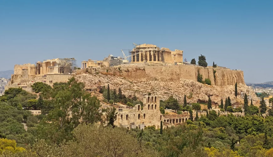 L'Acropole d'Athènes dominant la ville sous un ciel clair